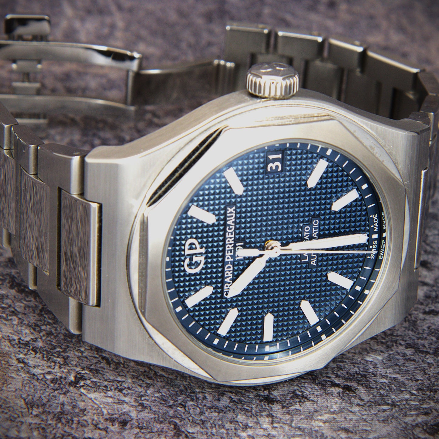 Girard-Perregaux Laureato 81010-11-431-11A