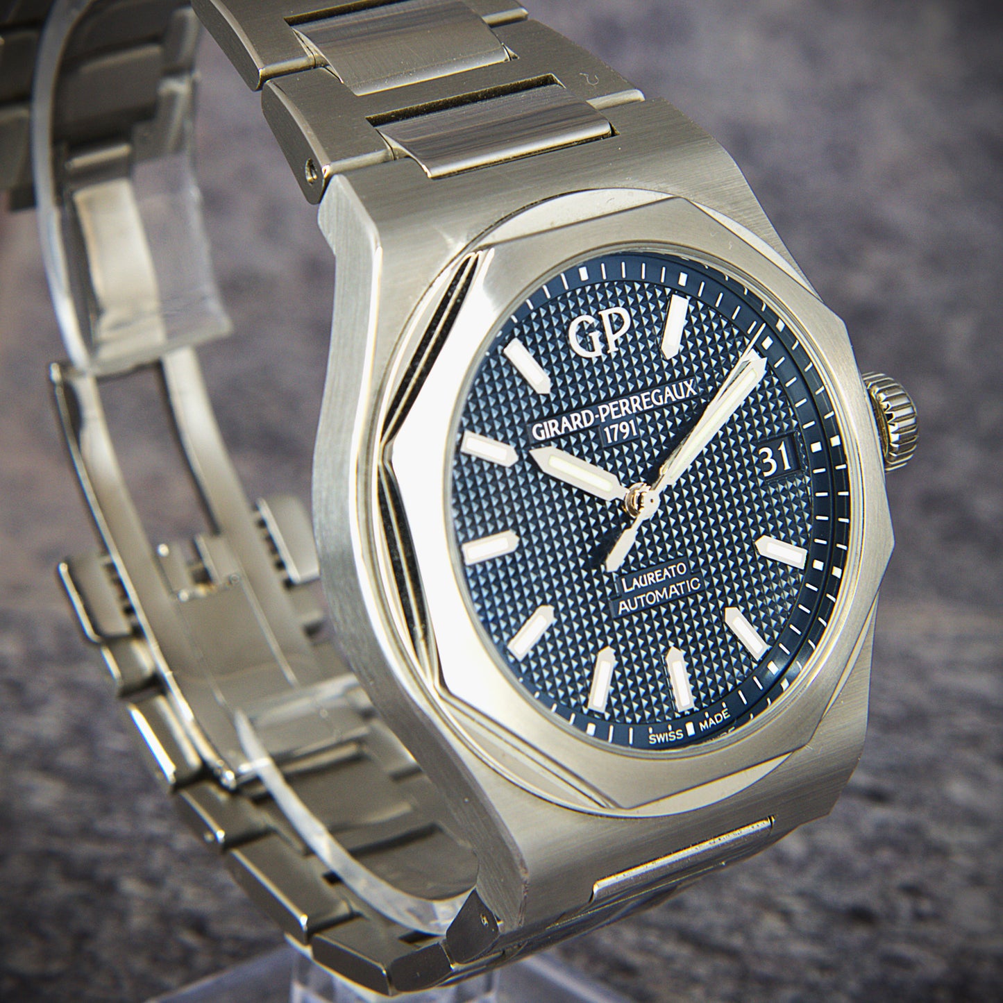 Girard-Perregaux Laureato 81010-11-431-11A